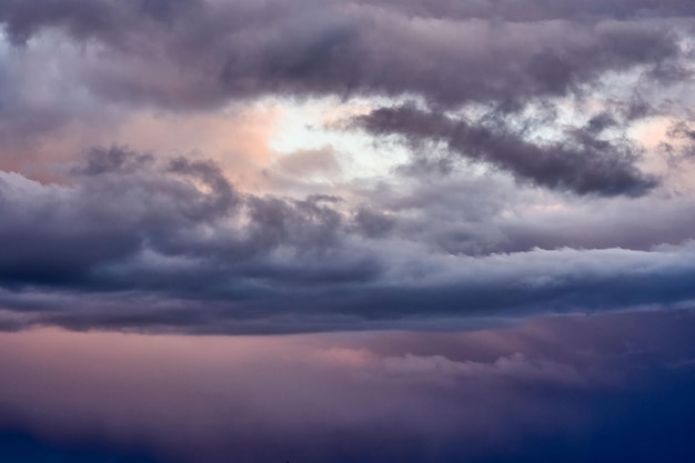 Vista panoramica di un cielo tempestoso scuro