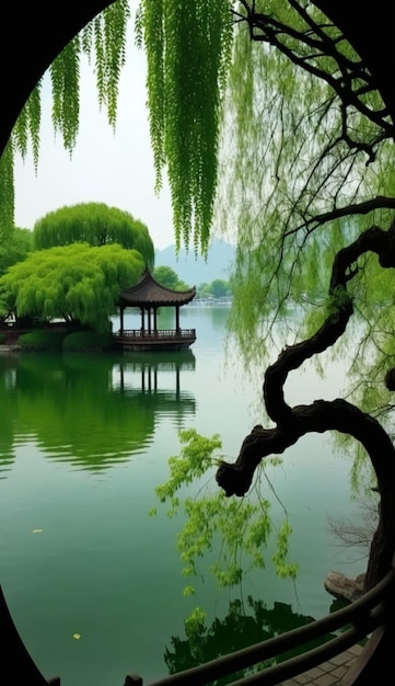 vista panoramica di un lago con un padiglione e un albero ai