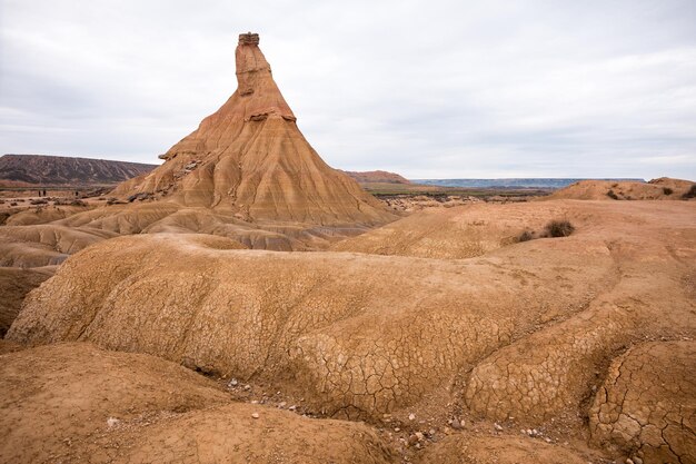 Vista panoramica di un paesaggio arido contro il cielo