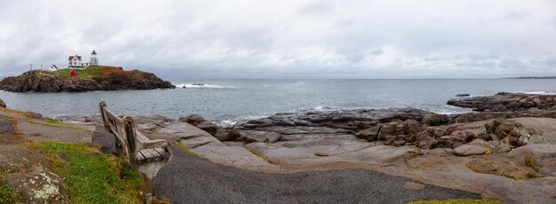 Vista panoramica di un punto di vista su una costa dell'Oceano Atlantico vicino a un faro