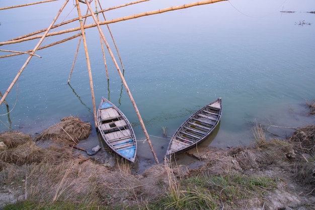Vista panoramica di una barca di legno sulla riva del fiume Padma in Bangladesh