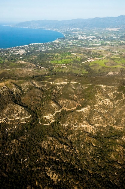 Vista panoramica di una bellissima baia con foreste e colline