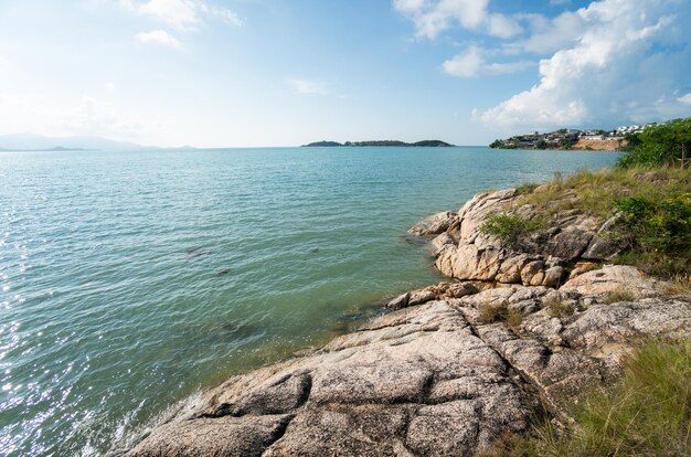 Vista panoramica di una bellissima scogliera colorata e del mare