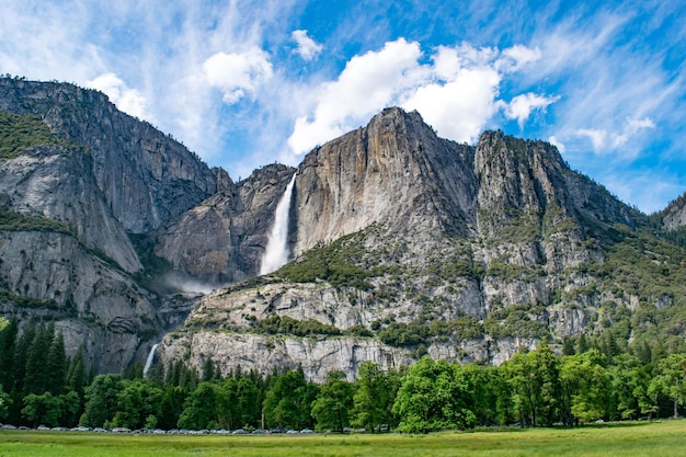 Vista panoramica di una cascata che scorre dalle montagne rocciose contro il cielo
