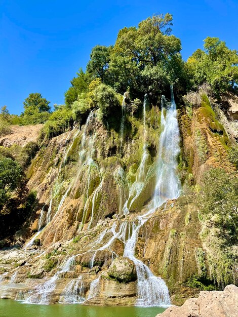 Vista panoramica di una cascata nella foresta contro il cielo