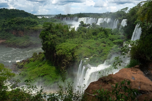 Vista panoramica di una cascata nella foresta