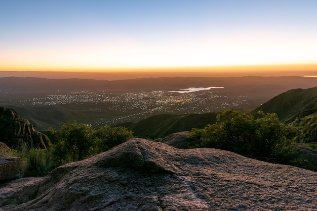 Vista panoramica di una città dalla montagna al tramonto nella Sierras de Cordoba Argentina