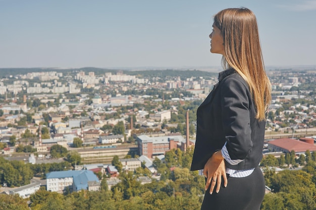 Vista panoramica di una città e di una giovane donna in primo piano