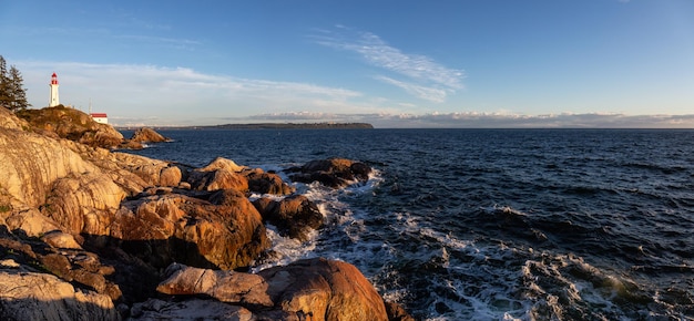 Vista panoramica di una costa rocciosa dell'oceano durante un vibrante tramonto soleggiato