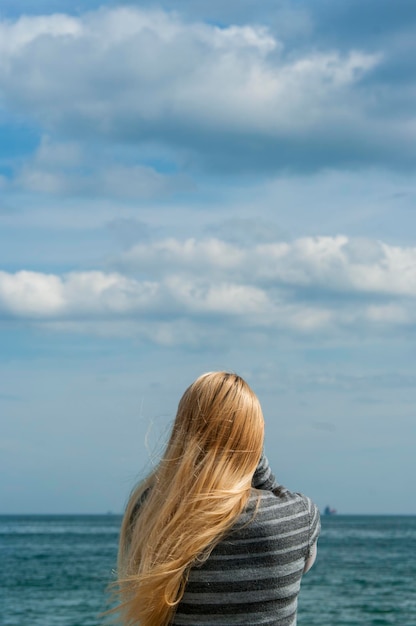 Vista panoramica di una donna contro un cielo nuvoloso