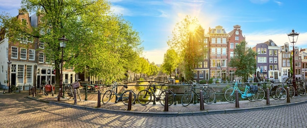 Vista panoramica di una mattina tranquilla Amsterdam Case ponti biciclette vecchia Amsterdam Bella mattina ad Amsterdam