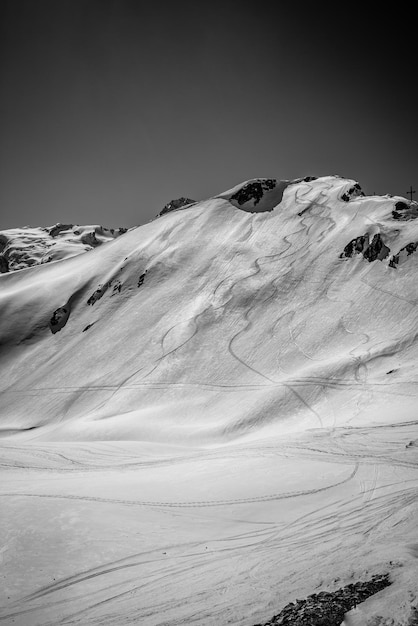 Vista panoramica di una montagna innevata contro il cielo