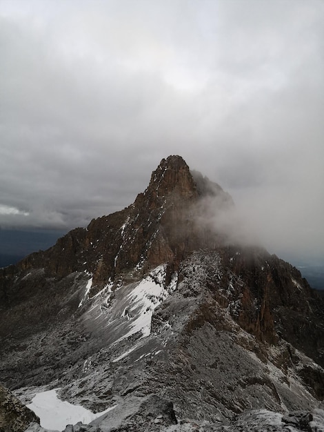 Vista panoramica di una montagna innevata contro il cielo