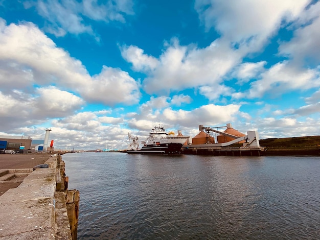 Vista panoramica di una nave ormeggiata nel porto di Blyth