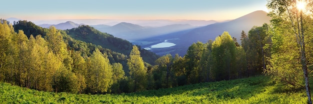 Vista panoramica di una pittoresca alba sui monti Altai