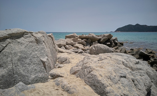 Vista panoramica di una scogliera naturale con lo sfondo del mare che si perde all'orizzonte.