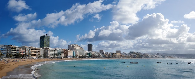 Vista panoramica di una spiaggia sabbiosa e turisti sotto un cielo nuvoloso a Las Palmas de Gran Canaria Spagna