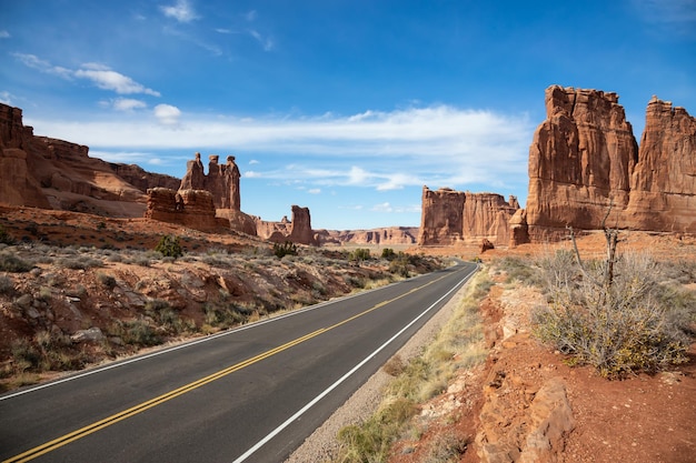 Vista panoramica di una strada panoramica nei canyon di roccia rossa
