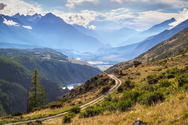 Vista panoramica di una valle di montagna, estate nell'Altai. Strada pericolosa sopra la gola.