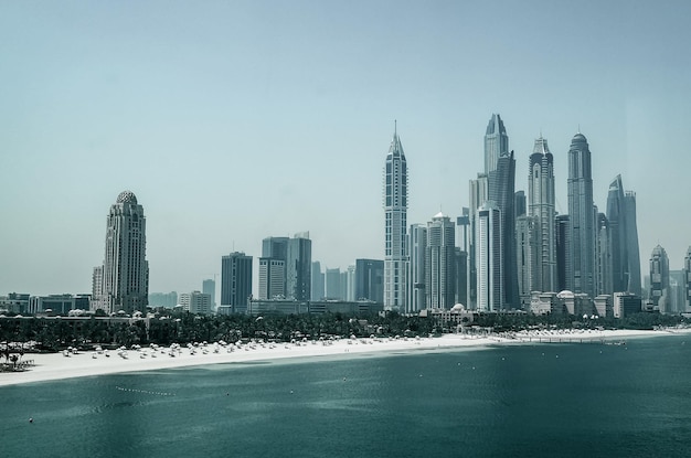 Vista panoramica di vari grattacieli tra cui Cayan Tower a Dubai Marina