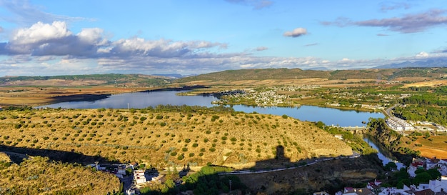 Vista panoramica e panoramica del paesaggio che si contempla dalla cima della collina della città di Arcos de la Frontera Andalucia