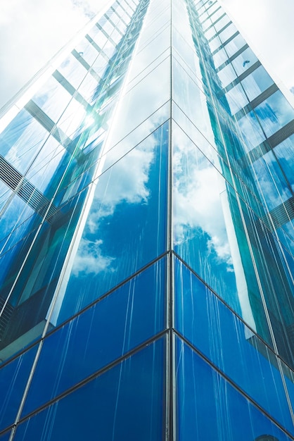 Vista panoramica e prospettica della parte inferiore dei grattacieli di un edificio alto in vetro blu acciaio