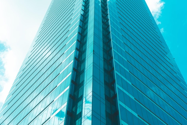 Vista panoramica e prospettica della parte inferiore dei grattacieli di un edificio alto in vetro blu acciaio