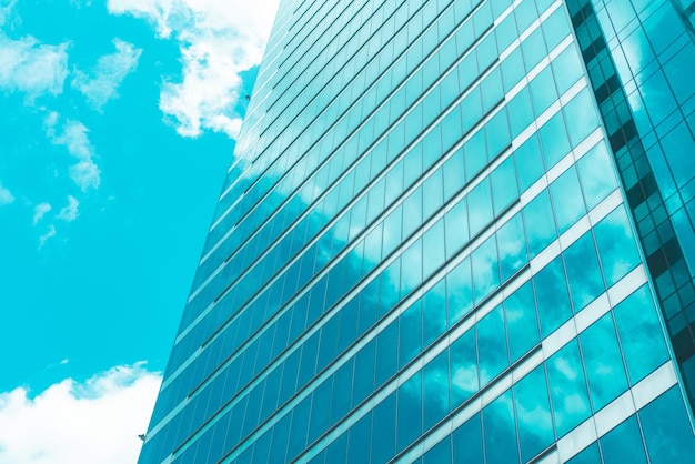 Vista panoramica e prospettica della parte inferiore dei grattacieli di un edificio alto in vetro blu acciaio