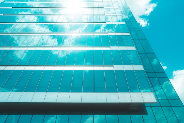 Vista panoramica e prospettica della parte inferiore dei grattacieli di un edificio alto in vetro blu acciaio