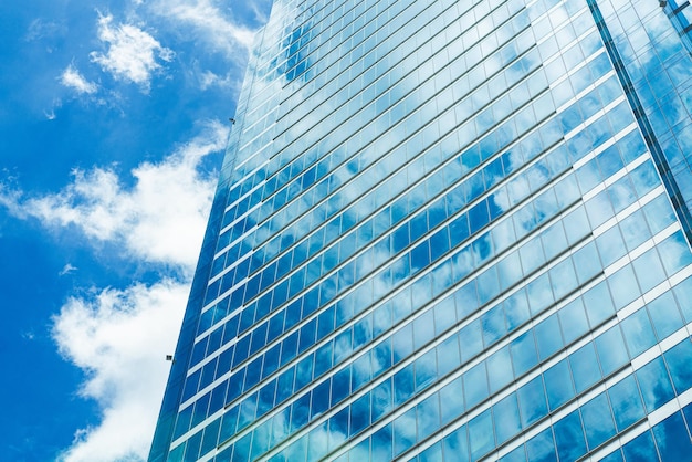 Vista panoramica e prospettica della parte inferiore dei grattacieli di un edificio alto in vetro blu acciaio