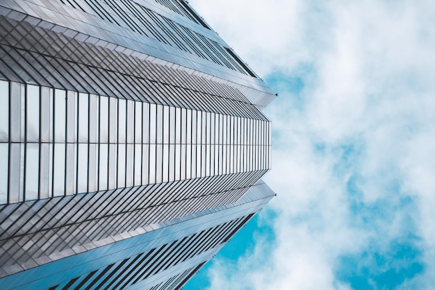 Vista panoramica e prospettica della parte inferiore dei grattacieli di un edificio alto in vetro blu acciaio