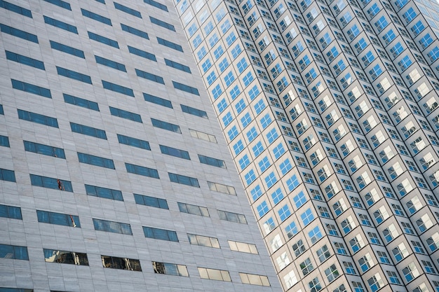 Vista panoramica e prospettica grandangolare su sfondo blu acciaio di grattacieli in vetro grattacieli nel moderno centro futuristico di notte Concetto aziendale di architettura industriale di successo