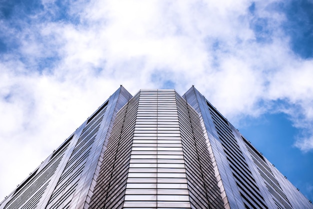 Vista panoramica e prospettica inferiore al concetto di business di grattacieli di alto edificio in vetro blu acciaio di architettura industriale di successo