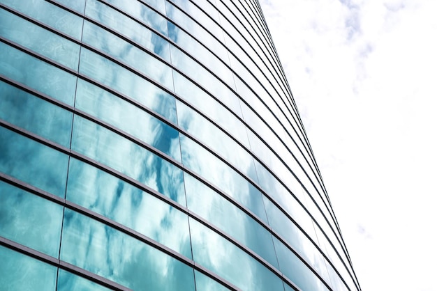 Vista panoramica e prospettica inferiore al concetto di business di grattacieli di alto edificio in vetro blu acciaio di architettura industriale di successo