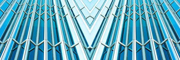 Vista panoramica e prospettica inferiore in acciaio Tiffany Blue Glass alto edificio grattacieli, concetto aziendale di architettura industriale di successo