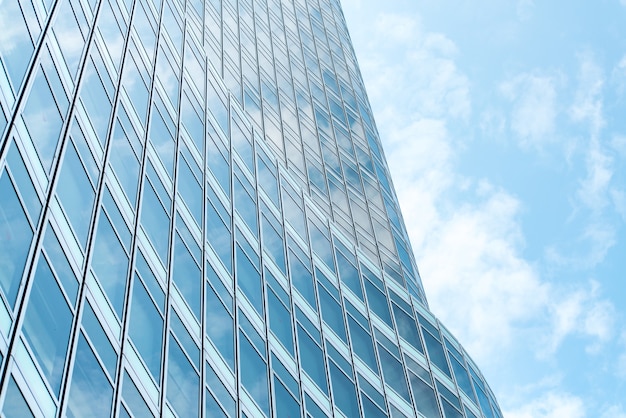 Vista panoramica e prospettica sul lato inferiore dei grattacieli in acciaio vetro blu, concetto aziendale di architettura industriale di successo