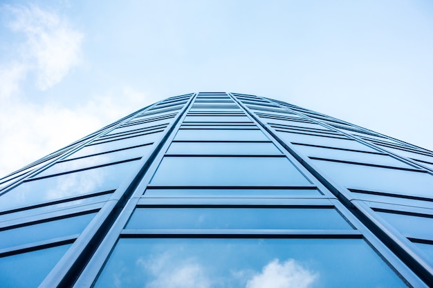 Vista panoramica e prospettica sul lato inferiore dei grattacieli in acciaio vetro blu, concetto aziendale di architettura industriale di successo