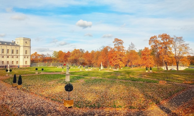 Vista panoramica e soleggiata del giardino olandese inferiore nel parco del palazzo Gatchina Russia