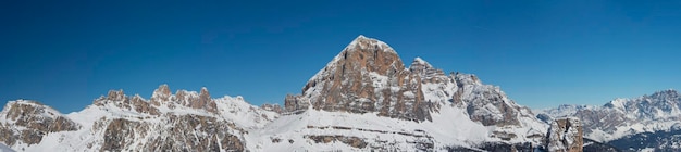 Vista panoramica enorme delle Dolomiti nel tempo della neve invernale