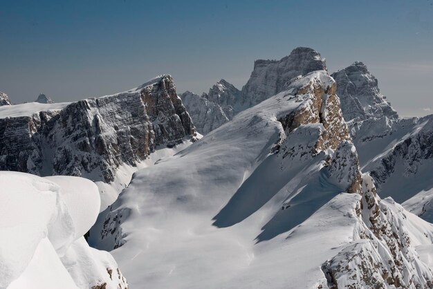 Vista panoramica enorme delle Dolomiti nel tempo della neve invernale