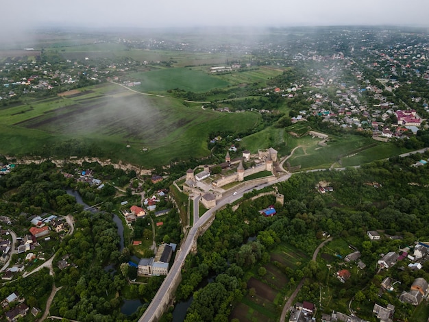 Vista panoramica estiva dell'antica fortezza del castello di Kamianets-Podilskyi, regione di Khmelnytskyi, Ucraina