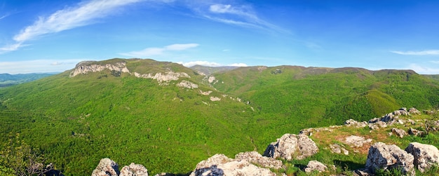 Vista panoramica estiva della valle del fiume Kokkozka (montagna di Crimea, Ucraina). Great Crimean Canyon all'estrema sinistra.