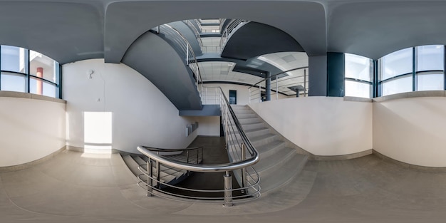 Vista panoramica full sferica hdri 360 nella sala moderna vuota vicino alla scala di uscita di emergenza e di evacuazione nella scala in alto nel nuovo edificio per uffici in proiezione equirettangolare pronta per il contenuto AR VR