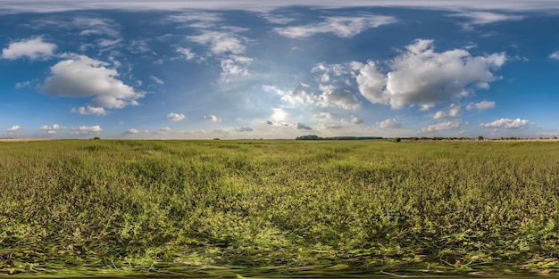 Vista panoramica hdri a 360° senza soluzione di continuità tra i campi agricoli con sole e nuvole nel cielo coperto in proiezione sferica equirettangolare pronta per l'uso come sostituzione del cielo nei panorami dei droni o nei contenuti VR