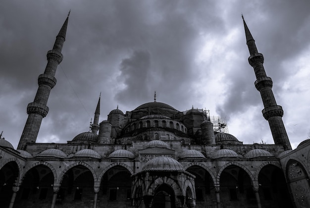 Vista panoramica in bianco e nero della bellissima Moschea Blu di Istanbul