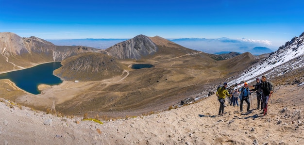 Vista panoramica in cima alla montagna Gruppo di escursionisti nel vulcano nevado de toluca