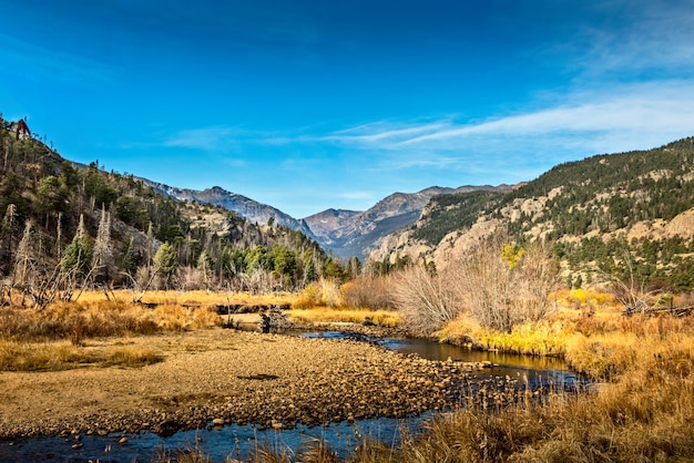 Vista panoramica in ottobre sul fiume Colorado e sulle Montagne Rocciose, Colorado