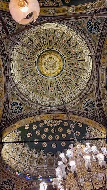Vista panoramica interna del tetto di albastro della moschea Muhammad Ali al Cairo, in Egitto