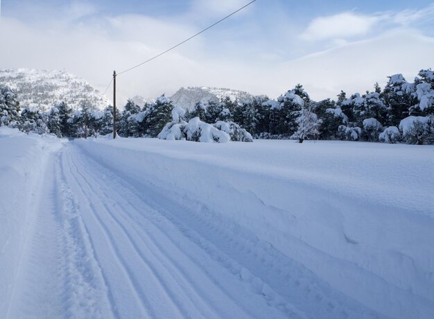 Vista panoramica inverno con molta neve e cumuli di neve in un villaggio greco sull'isola di Evia Grecia