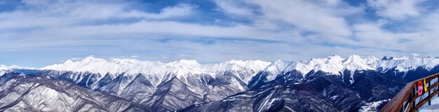 Vista panoramica. La catena montuosa del Caucaso. Krasnaya Polyana località di montagna